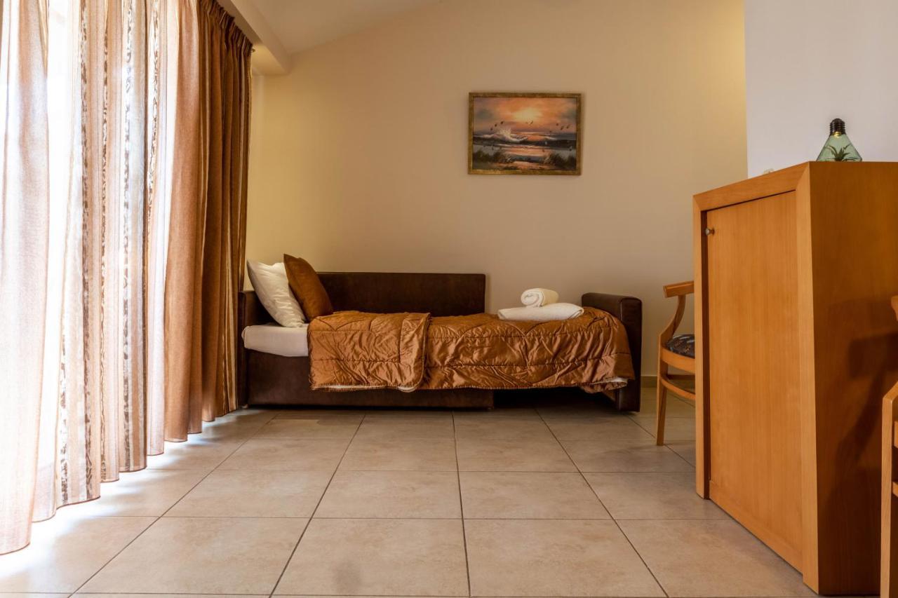 Hotel Serenity Toló Kültér fotó